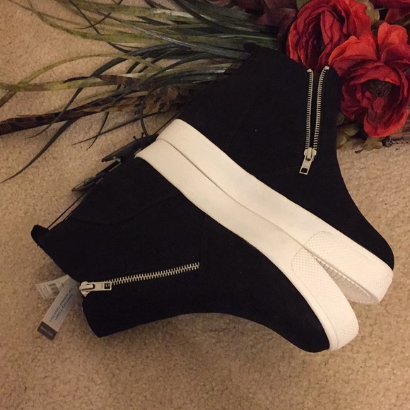 Time and Tru Sneakers - Picture 8 of 8